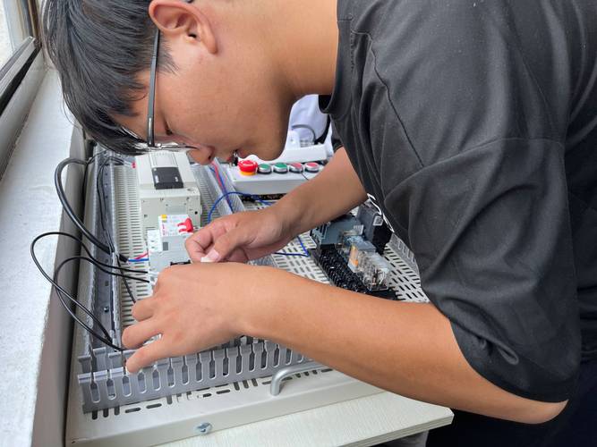 安陽職業(yè)技術學院計算機系學生赴基于英特爾技術智能制造試驗工廠實訓